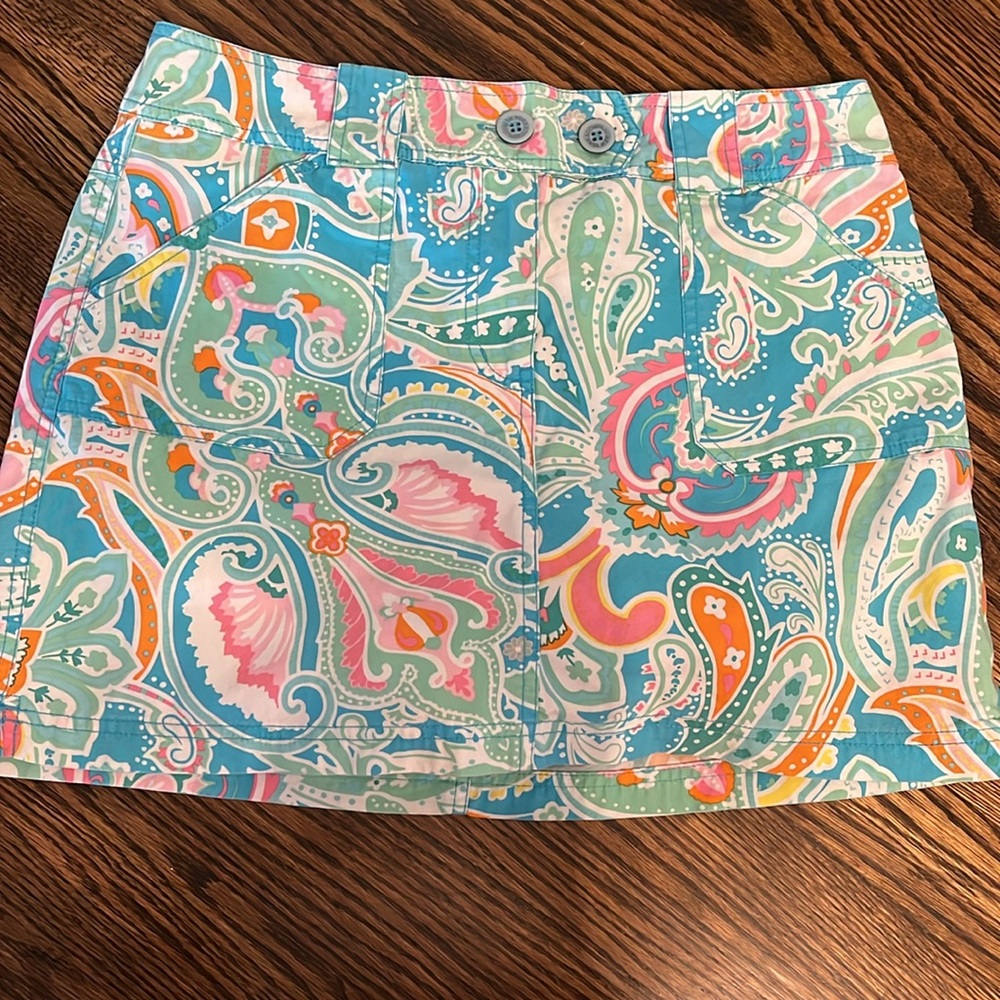New York Company, size 8, scort, multi colored. In great shape.